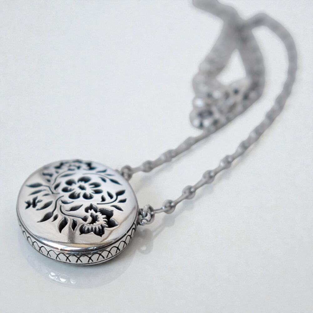 Brighton Cutout Flower Filigree Oval Pendant Necklace Textured Chain Retired - Picture 7 of 8